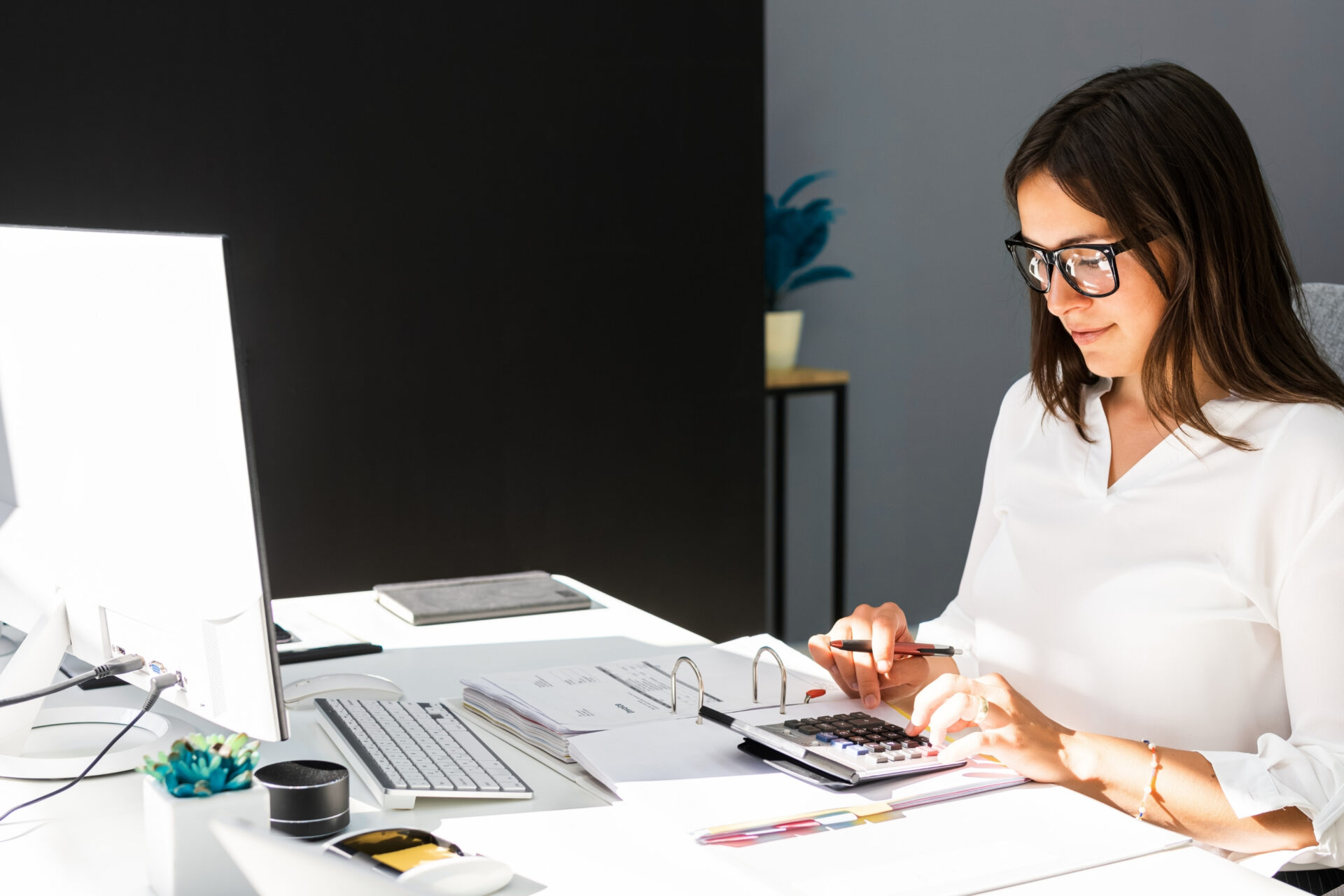 An image of an financial worker typing on a computer.