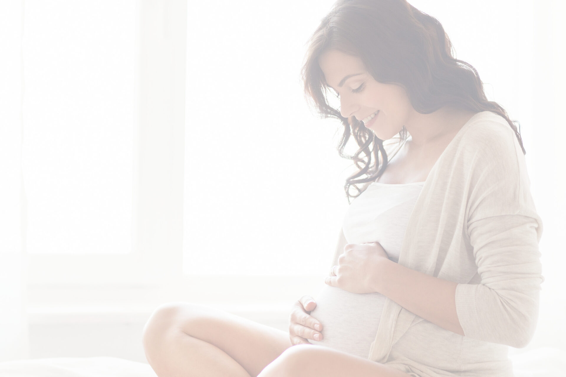 An image of a smiling pregnant woman.